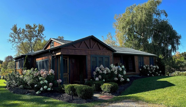 Cozy Bungalow Retreat: 4BR, Deck, Media Room, 2 Miles from Skaneateles Village