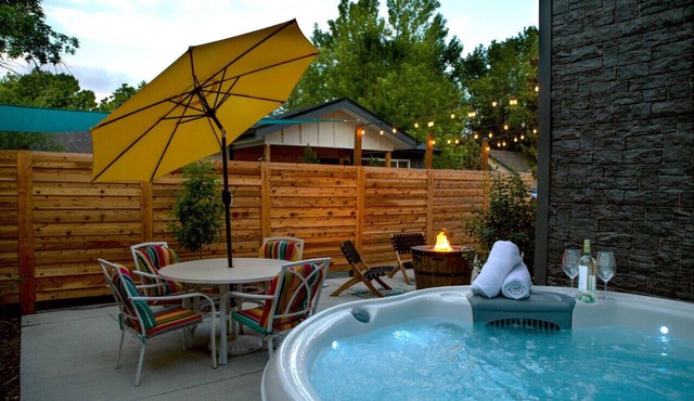 Cozy Bungalow w/Hot Tub & Fire Pit, Walk Downtown