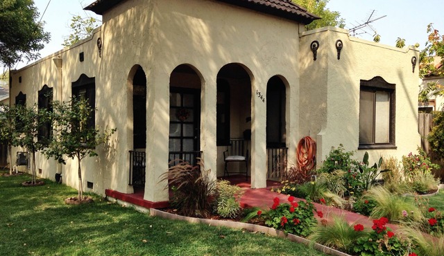 Cozy Bungalow w Hot Tub, 15 min walk to downtown, easy access to all of Napa!