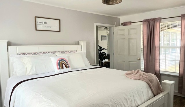 Cozy bungalow w/King bed - mins from Goose Island State Park