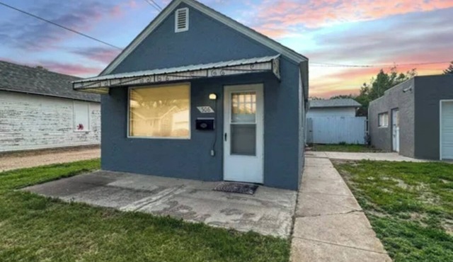 Cozy bungalow with 1 bedroom and WiFi, AC in Sterling,