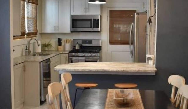 Cozy bungalow with chef's kitchen near Cincinnati