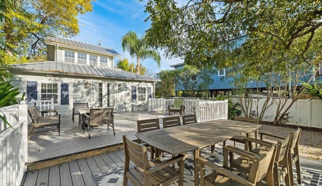 Cozy Bungalow with Deck, Near Kemah Boardwalk