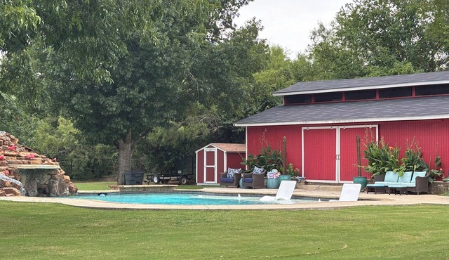 Cozy bungalow with full kitchen/pool in Burleson - Perfect for a cozy getaway