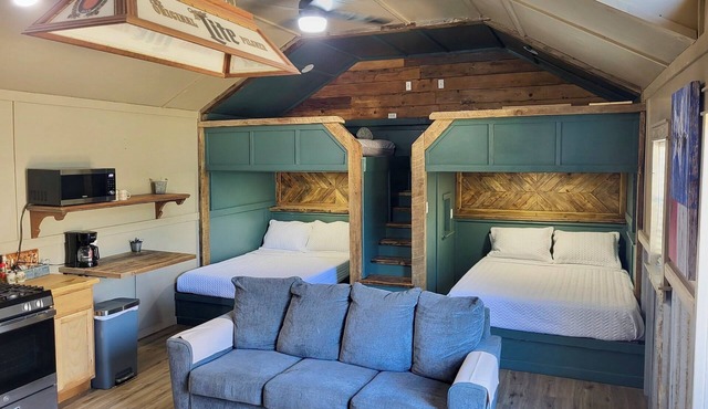 Cozy “Bunkhouse” cabin in charming Leakey with WiFi, AC. Near Frio and Garner!