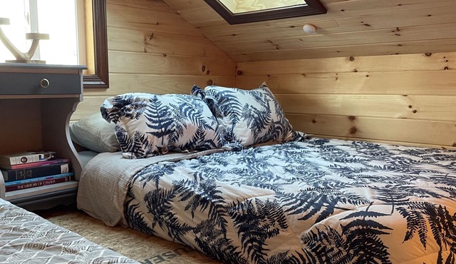Cozy bunkie on private land in Kawarthas