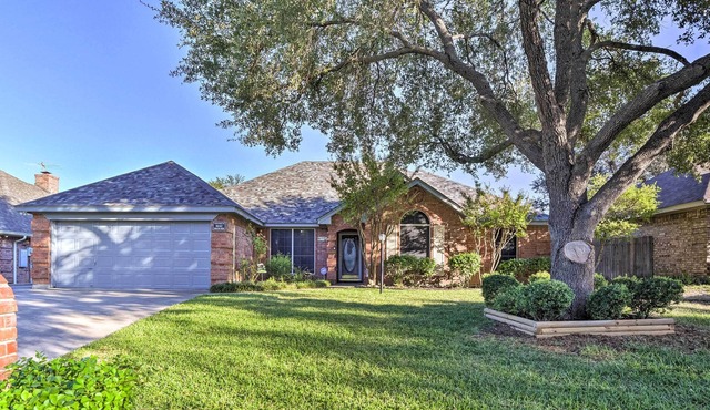 Cozy Burleson Retreat ~ 16 Mi to Fort Worth!