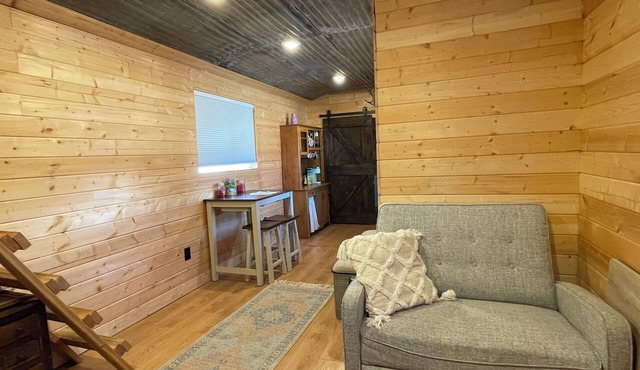 Cozy cabin on equestrian center . Near CDA and Spokane .