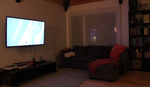 Cozy Chalet Near Mont-Sainte-Anne | Sleeps 8–10 | Fireplace | EV Charger
