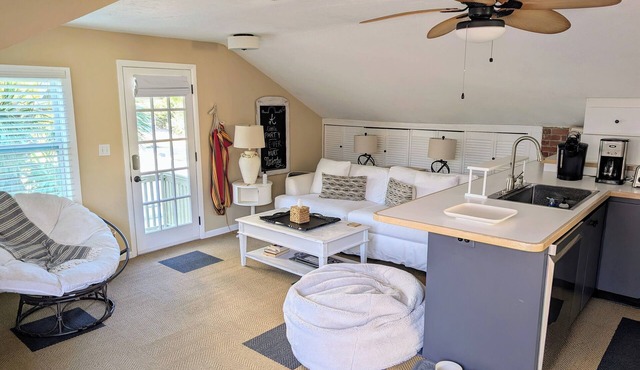 Cozy Cabana .walk to the beach and St Armand's Circle!