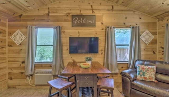 Cozy cabin 1 bedroom, WiFi, AC above Sylamore Creek in welcoming Mountain View