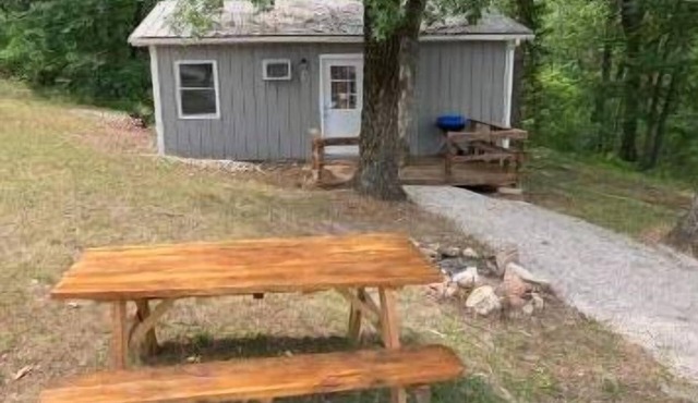 Cozy Cabin #1 located 1 mile from Bennett Springs state park.