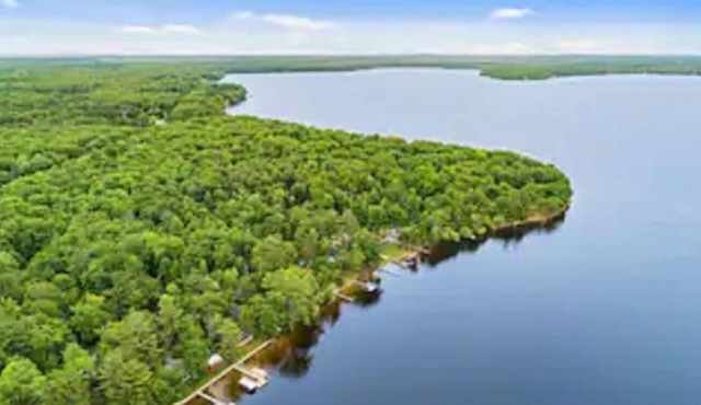 Cozy Cabin -1 Min to Lake, BBQ, Firepit & Fast Wi-Fi