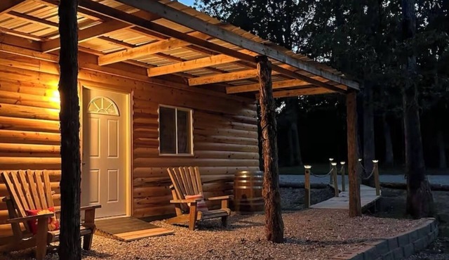 Cozy cabin 10 miles from ft wood pond view fire pit one room 2 comfy beds.