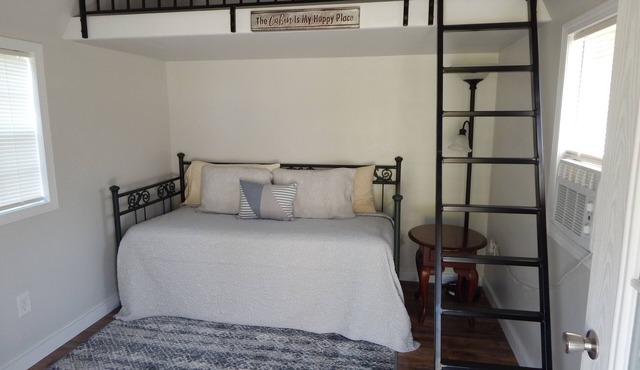 Cozy Cabin 2 at Bird's Nest Bunkies and Barn in Ellenboro with WiFi, AC & Heat