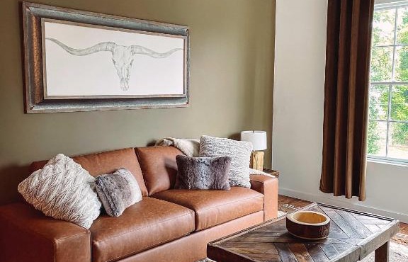 Cozy Cabin - 2 Miles to Broadway & Free Parking