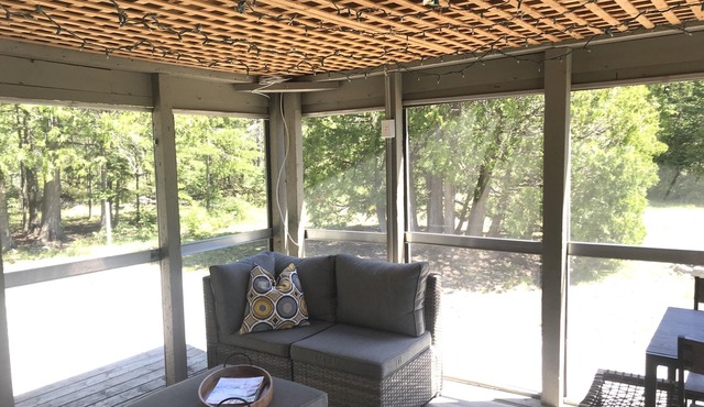 Cozy Cabin 20m South of Tobermory-firepit, yard & gorgeous backyard spa