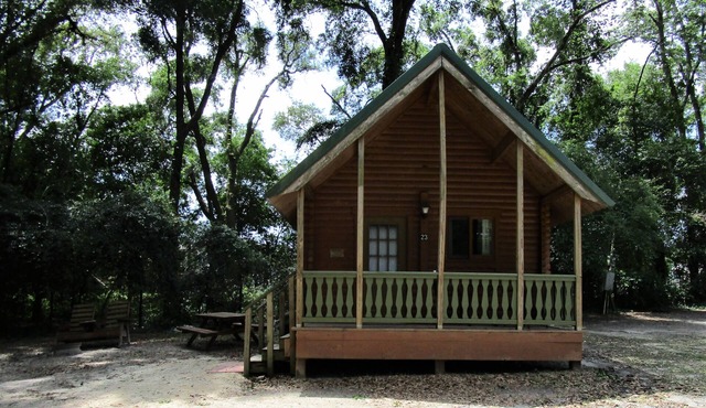 Cozy cabin 23 with Wi-Fi, AC, fitness room in charming Mayo