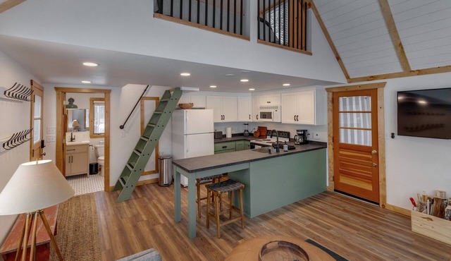 Cozy cabin 25ft off the water! Near shopping, Restaurants, Attractions & Golf!