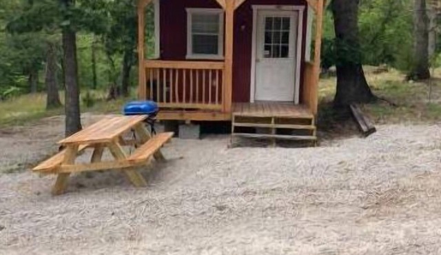 Cozy Cabin #3 located 1 mile from Bennett Spring state park