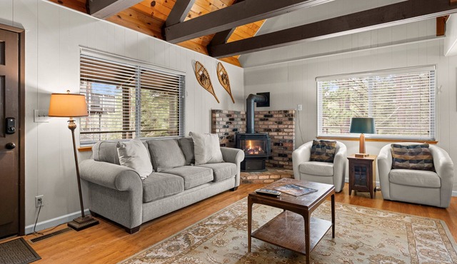 Cozy Cabin 4 Bedroom Home by RedAwning