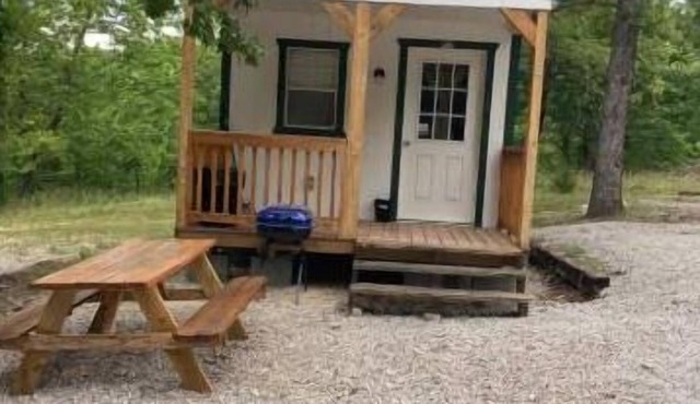 Cozy Cabin #4 . Located 1 mile from Bennett Spring state park.
