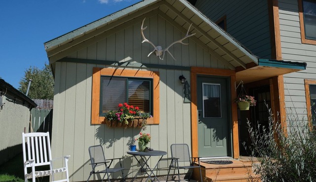 Cozy Cabin 4 Miles to YNP and 20 Minutes from the Lamar Valley!