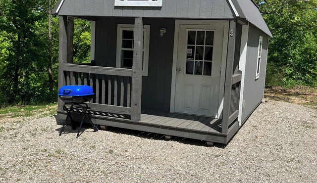 Cozy cabin #5 located 1 mile from Bennett Spring State Park