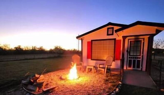 Cozy Cabin 5 min from Waco, 10 from Baylor, 15 from Silos