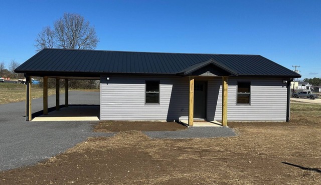 Cozy Cabin 5 mins from the lake~Covered Boat Port w/power & lights~Pets~WIFI