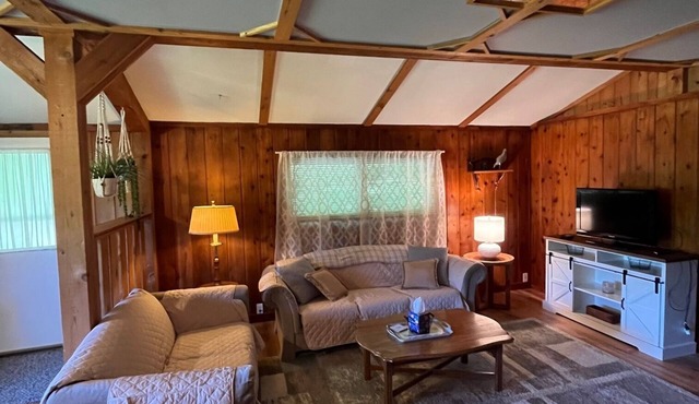 Cozy Cabin 5 minutes from beach and downtown!
