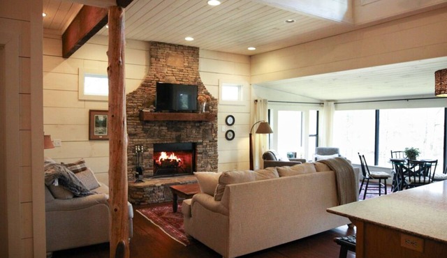Cozy cabin across from Lake Burton in beautiful N GA mtns, a "Retreat at Burton"