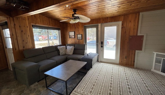 Cozy Cabin at Candle Lake!
