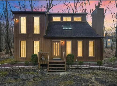 Cozy Cabin at Poconos With Hot Tub and Fire Pit