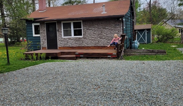 Cozy cabin at Promised Land State Park. Pet-Friendly.