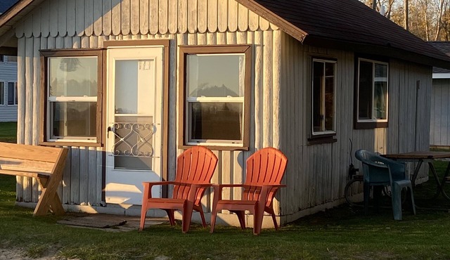 Cozy Cabin at Water’s Edge: Sandy Beach, Kayaks, and Fun for the Whole Family