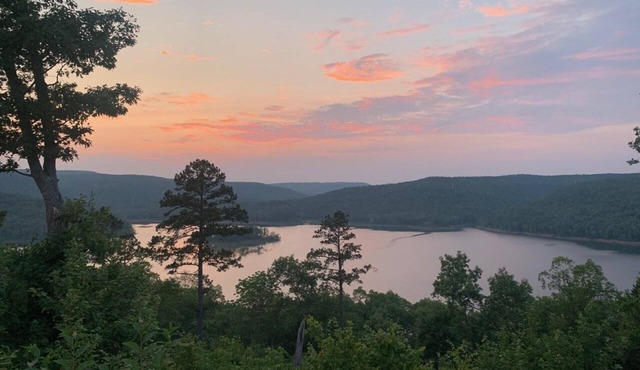 Cozy cabin atop 80 private acres w/panoramic view of Greers Ferry Lake & Ozarks