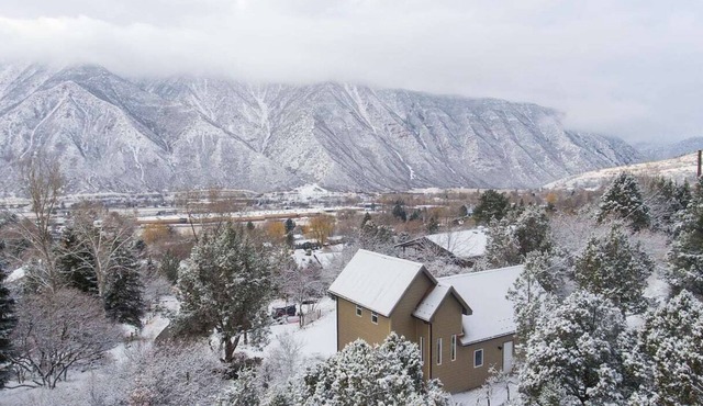 Cozy cabin between town and public land, with beautiful views!