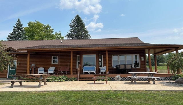 Cozy cabin. Boyne Falls, MI. Pet friendly. Sleeps 10. Full amenities. Views.