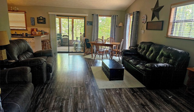 Cozy Cabin & Bunk House less than 4 minutes from Table Rock Lake.