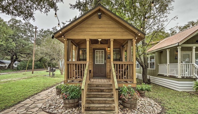 Cozy Cabin - by Austin & San Marcos River!
