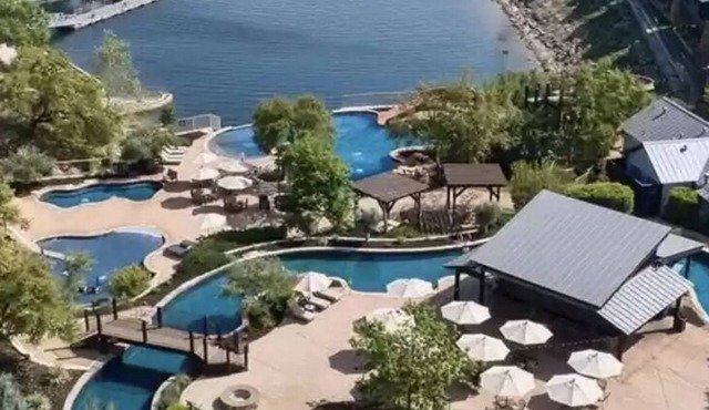 Cozy cabin by the lake with amazing amenities and resort pool!