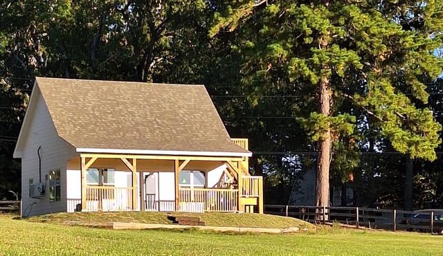 Cozy Cabin by the Lake