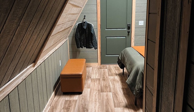 Cozy Cabin-central location for football & fishing