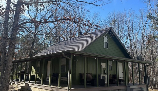 Cozy cabin close to beautiful Current river and surrounded by a national forest!