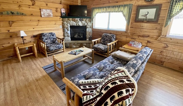 Cozy Cabin Close to Jellystone, 3 Bears, ATV Trails in Warrens!