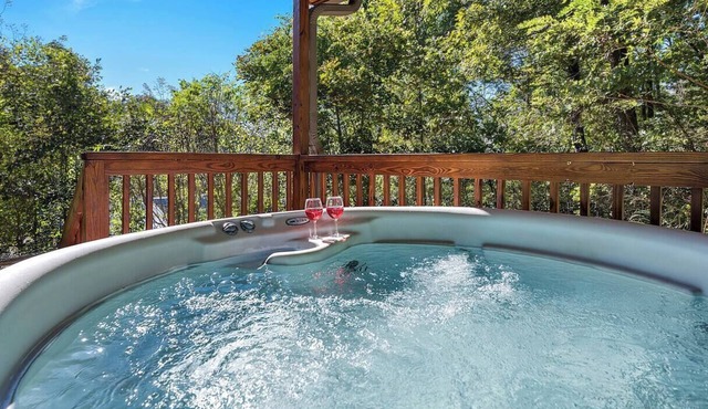 Cozy Cabin Close to Town, Hot Tub, Fire Place, WiFi, Close to Town, Pets Ok!