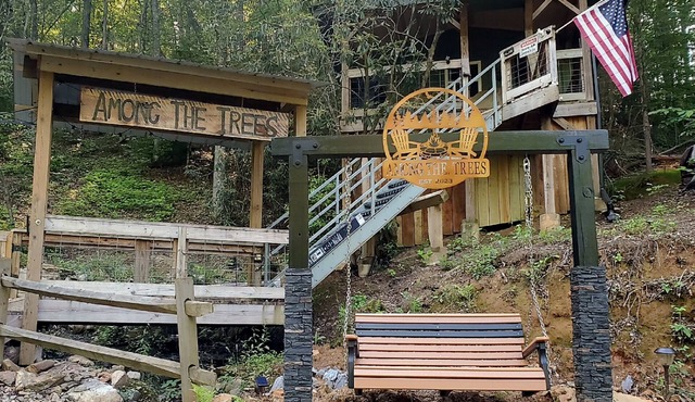 Cozy cabin close to white water rafting, ziplining, hiking & Harrah's casino.
