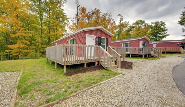 Cozy Cabin: Community Pool & Lakefront Beach!