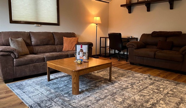 Cozy Cabin Condo by the Mountain, 5mins to skiing!
